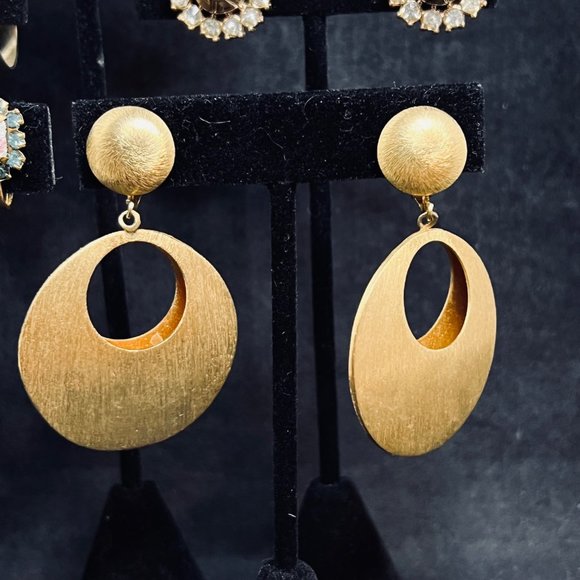 Lot of 5 Gold Tone Screw Back Earrings (4826) - Picture 6 of 8